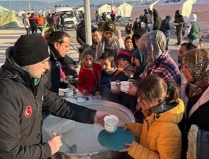 Depremzede vatandaşlara sıcak çorba ikramı