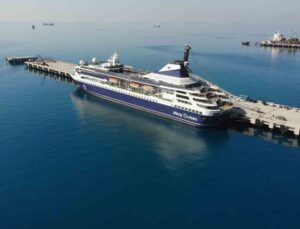 Depremzedeler için bin 56 kişilik kruvaziyer gemisi İskenderun’a geldi