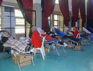 Depremzedeler için kan bağışında bulundular