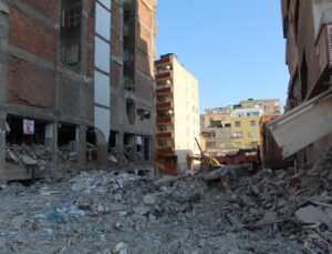 Diyarbakır’da 2 müteahhit yaptıkları binanın enkazında hayatını kaybetti