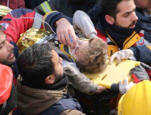 Diyarbakır’da 7 yaşındaki Beşir, 81 saat sonra enkazdan sağ çıkarıldı