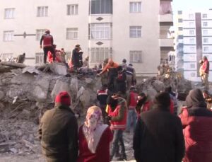 Diyarbakır’ın Bağlar ilçesi, Hisami Apartmanı’nda depremden 100 saat sonra anne ve çocuğu sağ çıkarıldı
