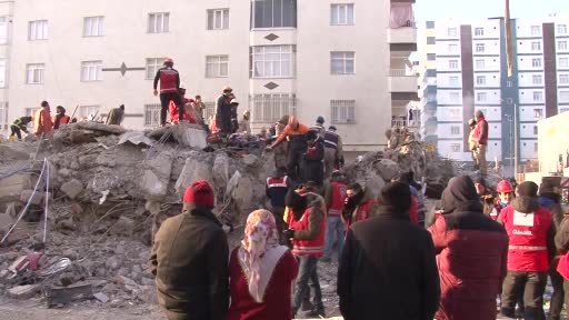 Diyarbakır’ın Bağlar ilçesi, Hisami Apartmanı’nda depremden 100 saat sonra anne ve çocuğu sağ çıkarıldı