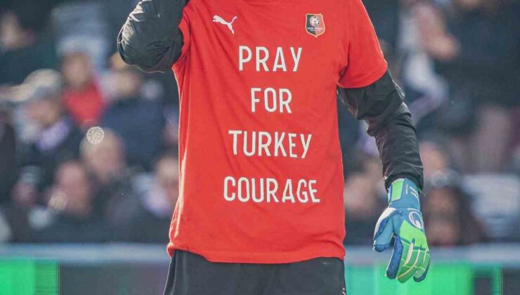 Doğan Alemdar, sahaya ’Türkiye için dua edin’ tişörtüyle sahaya çıktı