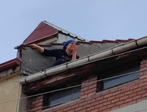 Evi için tahliye kararı verilince, çatıya çıktı