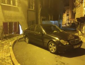 Fatih’te el freni çekilmeyen otomobil çarptığı evin duvarını yıktı