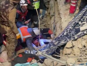 Gaziantep Gölgeler Apartmanı’nda depremden 94 saat sonra 17 yaşındaki genç canlı olarak çıkartıldı