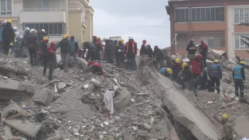 Gaziantep’teki Ayşe Mehmet Polat Sitesi’nde depremin 5. gününde de çalışmalar devam ediyor