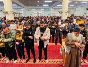 Gazzeliler depremde ölenler için gıyabi cenaze namazı kıldı
