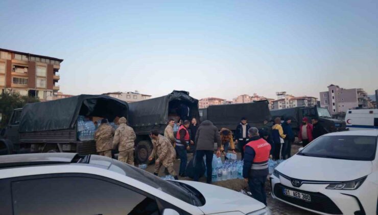 Hatay İl Jandarma Komutanlığı ekipleri depremzedelere erzak dağıtımı yaptı