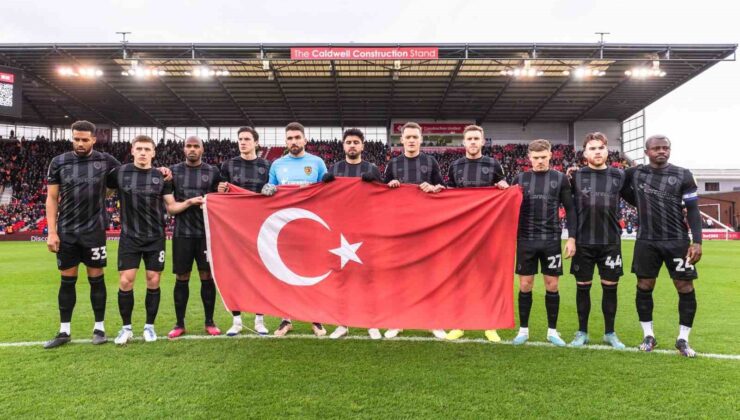 Hull City’den Türk bayraklı saygı duruşu