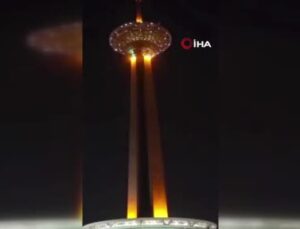İran’ın en yüksek kulesi, depremde hayatını kaybedenlerin anısına Türk bayrağıyla aydınlatıldı