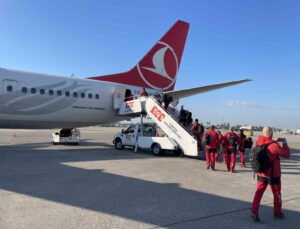 İspanyol kurtarma ekibi güllerle uğurlandı: “Güle güle Türkiye”