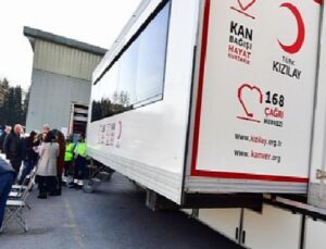 İzmir Büyükşehir Belediyesi personeli depremzedeler için kan bağışı yaptı