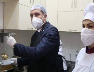 İzmir İl Milli Eğitim Müdürü Dr. Murat Mücahit Yentür Ücretsiz Yemek Hazırlıklarını Yerinde Ziyaret Ederek İncelemelerde Bulundu