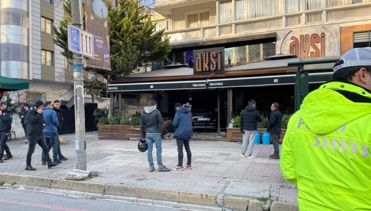 Kadıköy’de kontrolden çıkan lüks otomobil restorana daldı