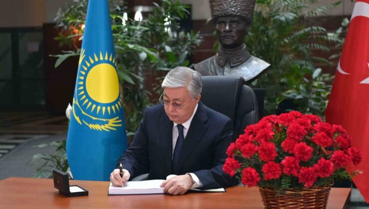 Kazakistan Cumhurbaşkanı Tokayev, Türkiye’deki depremzedeler için taziye defterini imzaladı
