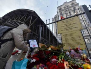 Kiev halkı, Türk Büyükelçiliğine karanfil bıraktı