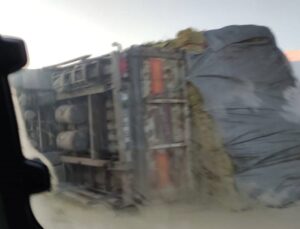 Kop Dağı’nda saman yüklü kamyon devrildi sürücünün burnu bile kanamadı