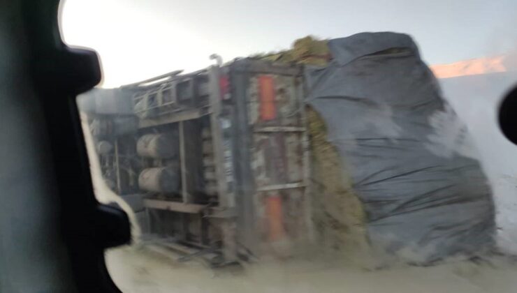 Kop Dağı’nda saman yüklü kamyon devrildi sürücünün burnu bile kanamadı