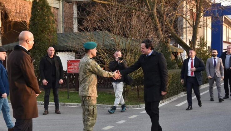 Kosova Başbakanı Kurti, Kosova’daki Türk askerine taziye ziyaretinde bulundu