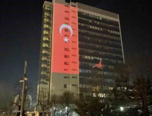 Kosova Başbakanlık binasına Türk bayrağı silueti yansıtıldı