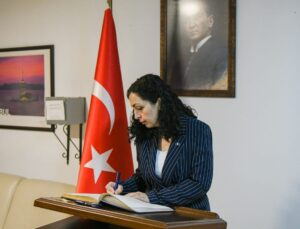 Kosova Cumhurbaşkanı Osmani ve Kosova Başbakanı Kurti Priştine Büyükelçiliğinde taziye defterini imzaladı