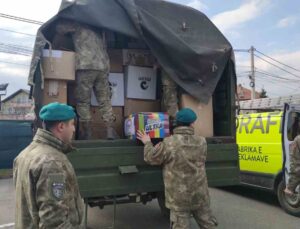 Kosova’da Türkiye için toplanan yardımlara Mehmetçik’ten destek