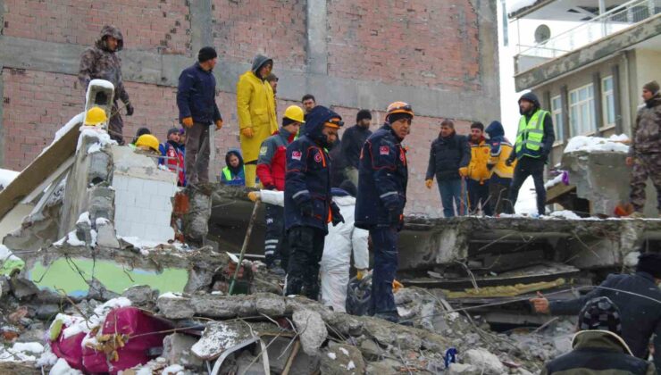 Malatya’da ekipler 33 saattir arama kurtarma çalışmalarını sürdürüyor