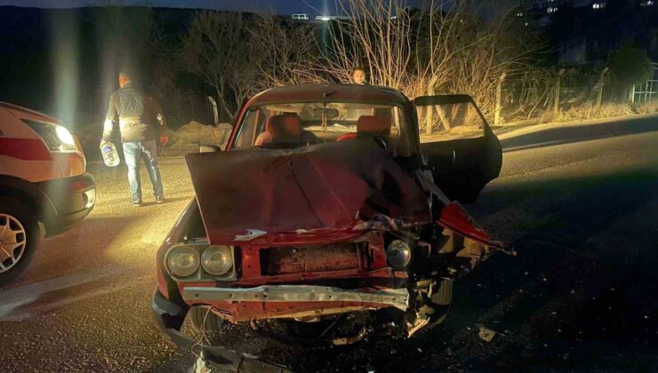 Manisa’da iki otomobil kafa kafaya çarpıştı: 8 yaralı