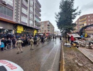 Mehmetçik deprem bölgesinde asayişi sağlama görevi de gerçekleştiriyor