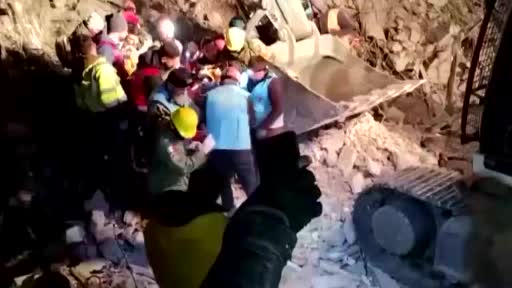 Meksikalı ekipler enkaz altından 3 kişiyi sağ olarak çıkardı