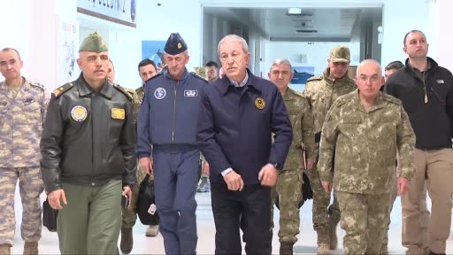 Milli Savunma Bakanı Akar, TSK Helikopter Koordinasyon Merkezi’nde incelemelerde bulundu