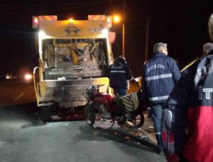 Motosiklet çöp kamyonuna çarptı: 1 ölü, 1 yaralı