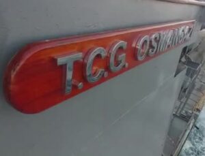 MSB: “Deniz Kuvvetlerimizin TCG Sancaktar ve TCG Bayraktar gemilerine ilave olarak, TCG Osmangazi tank çıkarma gemisi de deprem bölgesine iş makinesi götürmek amacıyla İzmir’den seyrine başladı”