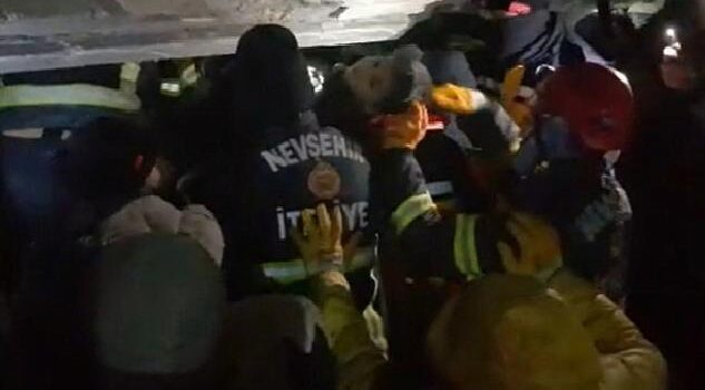 Nevşehir Belediyesi İtfaiye Müdürlüğü Ekipleri Kahramanmaraş’ta Yıkılan Binanın Enkazından 44 Sat Sonra Bir Çocuğu Daha Kurtardı