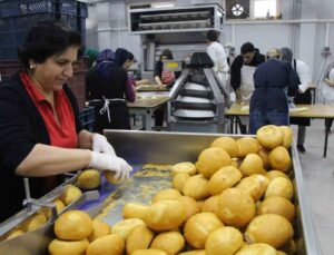 Okulda deprem bölgesi için 24 saat kesintisiz ekmek üretiyorlar