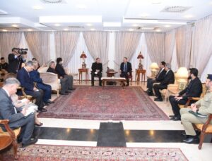 Pakistan Başbakanı Şerif, İslamabad’daki Türk Büyükelçiliğini ziyaret etti