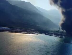 Rus yangın söndürme uçağı İskenderun Limanı’ndaki yangına müdahale etti