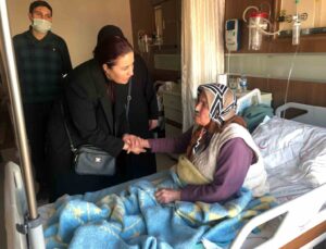 Siirt valisinin eşi Güney Hacıbektaşoğlu, depremzede aileleri yalnız bırakmadı