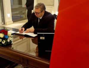 Sırbistan Cumhurbaşkanı Vucic, Türkiye’deki depremzedeler için taziye defterini imzaladı
