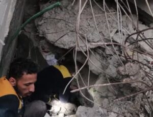 Suriye’de depremin 4’üncü gününde bir çocuk enkazdan sağ çıkarıldı