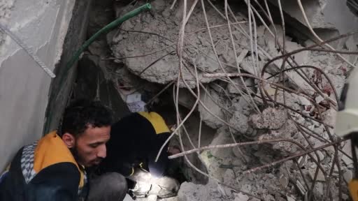 Suriye’de depremin 4’üncü gününde bir çocuk enkazdan sağ çıkarıldı