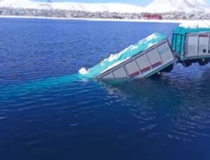 Tatvan’da feribota yükleme yapılan vagonlardan biri göle düştü
