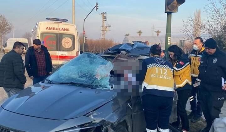 Tıra arkadan çarpan otomobilin kadın sürücüsü hayatını kaybetti