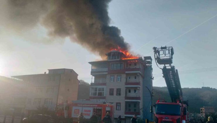 Trabzon’un Araklı ilçesinde 5 katlı evin çatısı alevlere teslim oldu