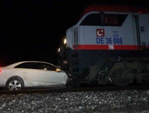 Trenin altında kalan otomobildeki 2 kişi ölümden döndü