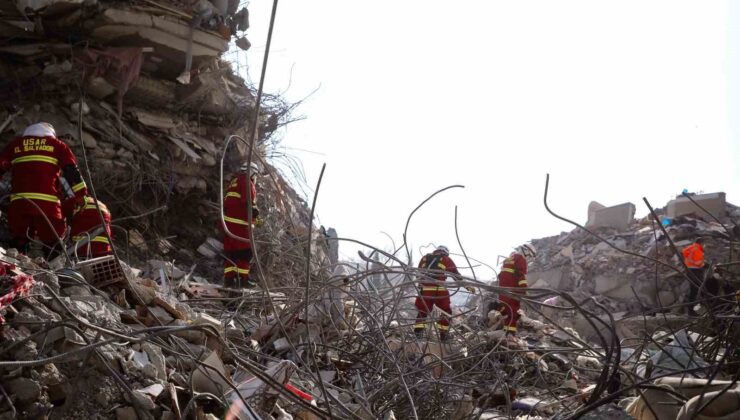Türk ve El Salvadorlu ekipler 150 saat sonra 1 kadın ve 1 çocuğu enkazdan sağ çıkardı