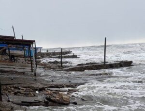 Türkeli’de şiddetli fırtına: 1 kayık battı