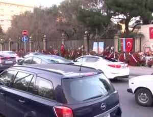 Türkiye’nin Bakü Büyükelçiliğinin önü çiçeklerle donatıldı